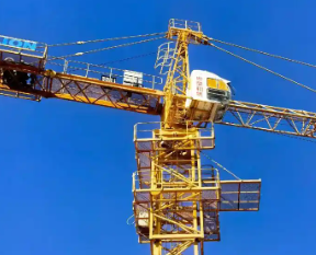 建筑工地塔吊搭建冠航防墜器的安全保護(hù)